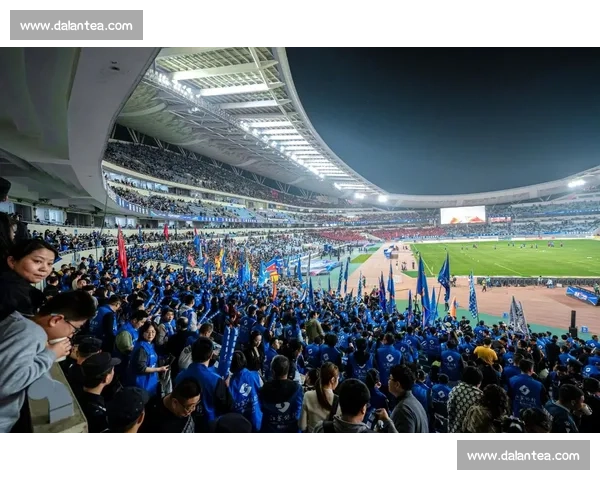 苏超球迷赛后 “最帅捡垃圾” 人走场净成文明标杆