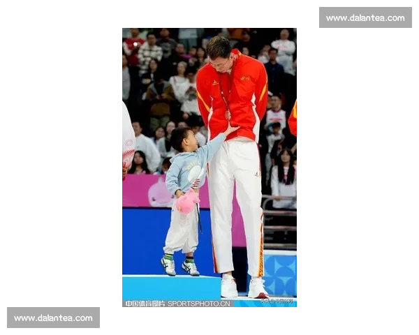 周琦爱子幼儿园毕业！与男篮叔叔互动害羞萌翻全网