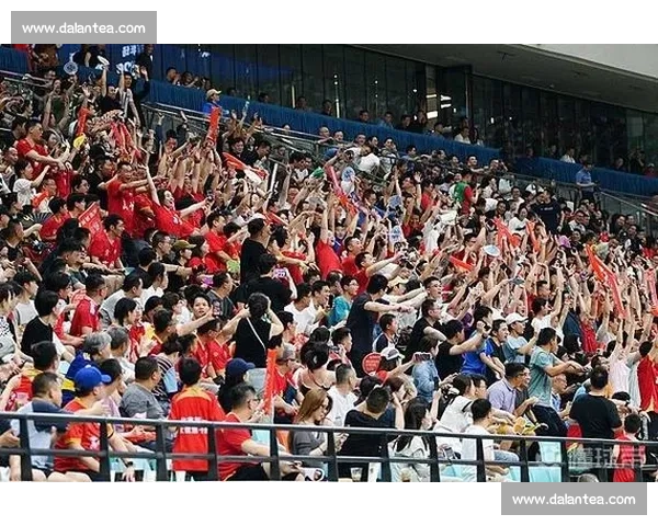 苏超赛场惊现 “江南四大才子”！魔性混搭经典音乐引爆全场笑点