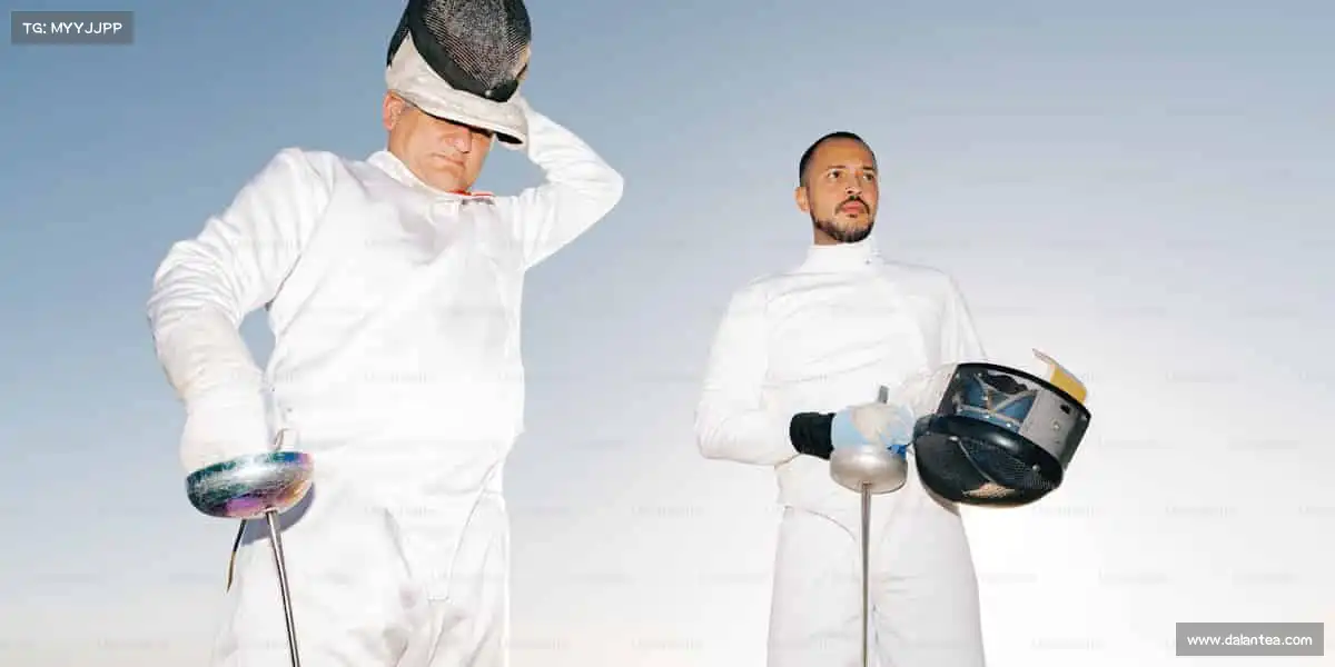 西汉姆联足球俱乐部🧗向上攀登的每一步，都是对巅峰的渴望 —— 征服高山，也征服自己！